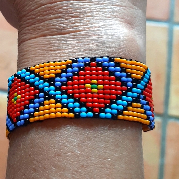 Pulsera hecha a mano por los Indígenas Wayuu de Colombia - Picture 1 of 2